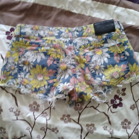 Women's frayed BILLABONG BOOTY Shorts - Picture 3 of 4